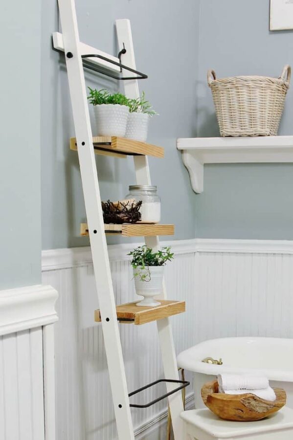 Leaning ladder storage unit in bathroom